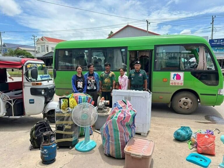 កងកម្លាំងនគរបាលបន្ទាយមានជ័យ ជួយដឹកជញ្ជូនពលករខ្មែរ ១៦១ នាក់ ត្រឡប់ពីថៃ ដល់ស្រុកកំណើតប្រកបដោយសុវត្ថិភាព